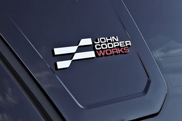 John Cooper Works er en udstyrspakke man tilkøber, og som på flere områder er med til at give bilen et andet udtryk med en lang række sportslige designdetaljer.