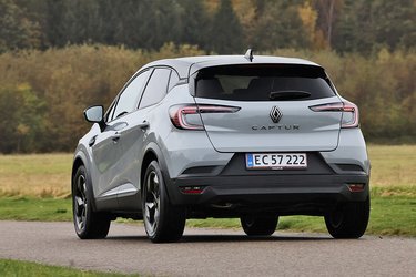 Bagenden har ikke fået den store tur i forbindelse med faceliftet, dog har den fået skjult udstødningsrøret mere end den anden generation af Captur fra 2020. 