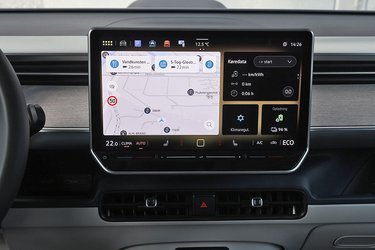 Skærmen i midten er opdateret med nyeste styresystem og mulighed for at vise flere vinduer på en gang. Der er trådløs Apple CarPlay og Android Auto som standard.