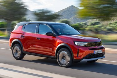 I forhold til en Citroën ë-C3 er Frontera forlænget med 37 cm, hvoraf de 13 cm er en forøgelse af akselafstanden. Det gør Frontera til en noget større og mere rummelig bil end den lille Citroën. Alle udgaver kan fås med tofarvet lakering, som giver bilen et flot udtryk. De store bagdøre giver god adgang til bagsædet for voksne, og når man skal spænde børn fast i autostole.