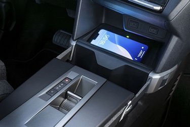 Midterkonsollen rummer plads til en mobil, der kan oplades trådløst, og bag den er den lille gearvælger placeret. I D (Drive) er der en vis motorbremsning, mens man ved tryk på C (Comfort) blot triller, når man slipper speederen.
