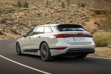 A6 fås både som femdørs og som stationcar. I begge tilfælde kan tilvælges et avanceret lygtebånd, der kan have mange udseender. 