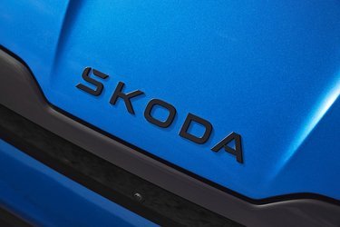 Nu er der heller ikke et Skoda-logo foran. I stedet står der SKODA hen over frontklappen.