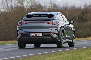 Topmodellen har både firehjulstræk og 530 hk. Den accelerer til 100 km/t på 4,5 sekunder, hvilket står på bagklappen under modelnavnet. Det ser man ikke hver dag. 