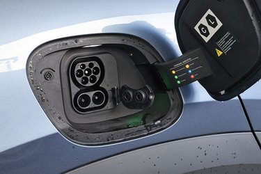 Du lader hjemme på tre faser, og dermed kan bilen lade op på ni timer, hvis du kommer hjem med et fladt batteri. Lynladningen målte vi ved 4 grader, og her var den ikke imponerende. Vi fik 30 kWh på 15 minutter og 66 kWh på en halv time. 