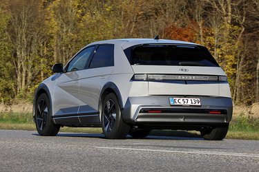 Hyundai Ioniq 5 har altid kørt fint, men det er en tung bil, så affjedringen er afstemt til vægten. Det gør, at den i nogle situationer kan være lidt fast, og her kunne det være fint med en adaptiv undervogn. Ligeledes er venderadiussen ganske stor, da bilen har en lang akselafstand, så den kan drille i snævre P-anlæg. 