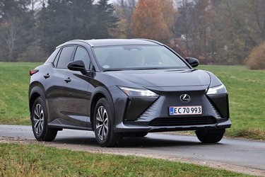 Lexus RZ er en elbil, der er søsterbil til bl.a. Toyota bZ4X. I denne billigere udgave er der blot forhjulstræk og lidt færre hk, mens indtrykket af luksus og komfort er fastholdt på et højt niveau. RZ 300e fås fra 384.500 kr.