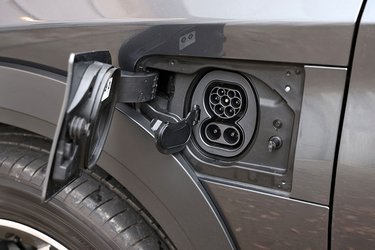 Ladestikket er placeret ved venstre forhjul. Der er mulighed for at oplade bilen hjemme med 11 kW (AC) og på farten med op til 150 kW (DC). Det gør det muligt at hurtiglade bilen fra 10 til 80 procent på en halv time.