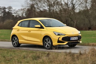 MG 3 er en benzindrevet hybridbil, der ikke kan lades op med strøm. Den har en 1.5-liters benzinmotor og et tilhørende avanceret automatgear. Priserne begynder ved 215.000 kr. Her er det Comfort-udgaven til 230.000 kr., vi har testet.