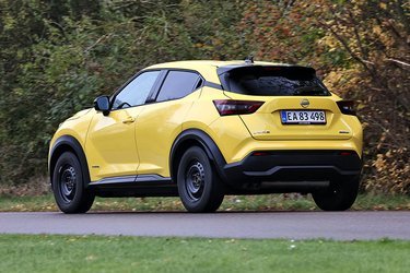 Juke findes med to benzinmotorer, den ene har turbolader og den anden hybriddrivlinje. Testbilen er af den sidste slags, og her fungerer samspillet med automatgearet ikke helt optimalt. Der er simpelthen for meget motorlarm under visse forhold.