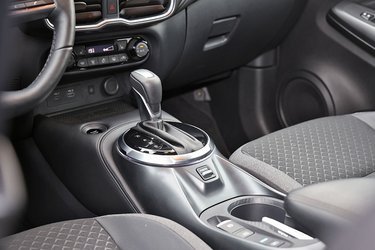Gearvælgeren er af den traditionelle type, hvor du fysisk skal sætte den i ”P”, når køreturen slutter. Det er nemt at betjene selve gearstangen, men Nissan har haft mere moderne gearvælgere i andre bilmodeller. Ærgerligt, at det ikke er overført til Juke.  