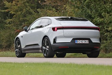 Den blev kendt som bilen uden bagrude. Et kamera på taget holder øje med trafikken bagude, og billedet vises på det indvendige bakspejl, som derfor er en skærm.
