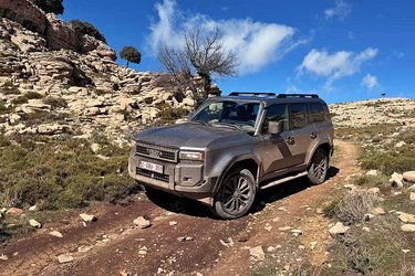 Toyota Land Cruiser 250 har fået et meget mere rent design end forgængeren. De meget kantede linjer passer godt til offroad-bamsen. Land Cruiseren er en formidabel rejsevogn på dårlige veje. Komfortniveauet er højt.