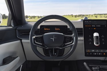 Polestar er fænomenale til at udforme displays med store tydelige tal. En grafisk manual har fastlagt farve og form på alle tekster i bilen. Det fungerer rigtig godt.