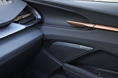 Der er kobber-detaljer i kabinen og musikanlæg fra Sennheiser.