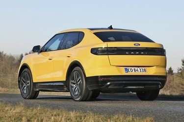 Den coupélignede form giver bilen en ret skrå bagrude. Så skrå, at Ford har ment, at det var unødvendigt med en bagrudevisker. En løsning vi dog ikke var glade for under vores test, hvor det ofte var svært at se ud af den regnvåde bagrude.