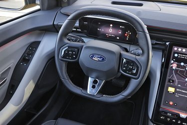 Gearvælgeren er placeret oppe ved rattet som en stilk, der skal vrides på samme måde som på VW’s elbiler. Ikke så overraskende, idet Ford har købt sig til en stor del af teknikken hos netop Volkswagen.