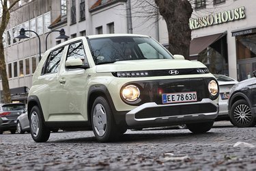 Hyundai Inster er en iøjefaldende eldreven minibil. Den koster 180.000 kr. i billigste udgave, men her har vi testet Essential-versionen med det store batteri, og så er prisen oppe på 192.000 kr. Hertil skal i vores tilfælde lægges 6.495 kr. for farven Buttercream Yellow Perle-effekt.