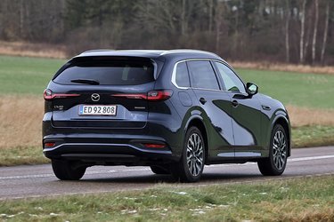 Alle udgaver af Mazda CX-80 har firehjulstræk, og det gør det muligt at køre væk fra de asfalterede veje. Denne udgave kan trække op til 2.500 kg på trækkrogen.
