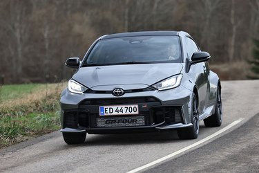 GR Yaris er skabt til at være hurtig på landeveje, men der er så meget fart i raketten, at man virkelig skal være varsom med speederen. Skal du prøve grænser af, bør det gøres på en racerbane.