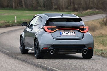 Bagenden afslører, at GR Yaris ikke bare er en Yaris med stor motor. Bagkofangerne er markant bredere, og hjulene er skubbet længere ud for at gøre køreegenskaberne mere involverende. 
