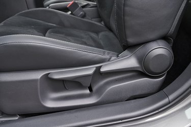 Man har altid siddet lidt højt i GR Yaris, og det er fy-fy i en sportsvogn. Man sidder tættere på jorden i den nye model, men reelt kunne vi godt tænke os lidt lavere sædeposition og en trinløs justering af ryglænet. Justering i hak er for upræcist og for dårligt i denne prisklasse. 