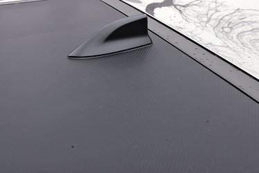 En spøjs detalje er, at kulfibertaget er betrukket med en form for folie med kulfiberudseende. Så du ser ikke kulfiberen, men den er nedenunder.   