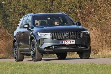 Den faceliftede udgave af Volvo XC90 kendes på fronten med skråtstillede ribber i kølergitteret. Men også forlygterne er helt nye, og byder på fremragende lys.