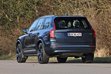 Bagtil er de største forandringer, at baglygternes glas er gjort lidt mørkere. Modellen hedder T8, og det tal refererer til, at der er tale om en plugin-hybrid af den kraftigste slags fra Volvo.