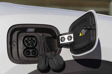 Ladestikket sidder i højre forskærm – så langt som man kan komme fra førerdøren. Lynladningen er sløv – blot 65 kW maks.
