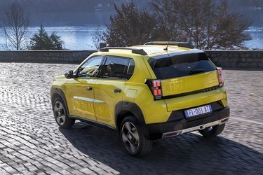 Den nye Grande Panda er en ret høj og rummelig bil målt på Panda-skalaen. Bagtil står der FIAT med store bogstaver, der er støbt ind i bagklappen.