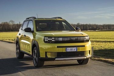 Fiat Grande Panda produceres både som elbil (foto) og som hybridbil med en benzinmotor. Det er dog kun denne elbil, der kommer til Danmark. Her er det topudgaven la Prima, der ventes at koste i omegnen af 200.000 kr.