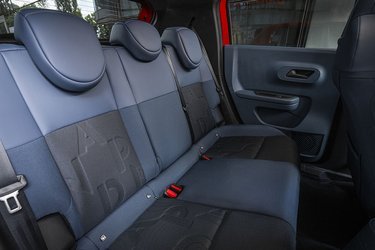 Der er tre pladser ved bagsædet, der byder på væsentlig bedre pladsforhold end i den originale Panda. Der er isofix-beslag ved de to yderpladser, og elruder også ved bagdørene.