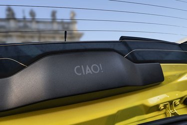 På indersiden af bagklappen står der CIAO (farvel), og det ser man, hver gang man lukker bagklappen. Det er bare ét eksempel på, at bilen er fyldt med hyggelige henvisninger til Italien, Fiat og den oprindelige Panda.