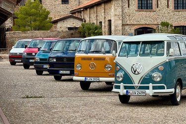 VW Caravelle (som den hedder nu) har i 2025 75 års jubilæum. Første årgang fra 1950 hed dengang Type 2, men er siden kaldt T1. T6 og T6.1 (bagest) blev den sidste med T-nummereringen, i det den nye IKKE hedder T7.   