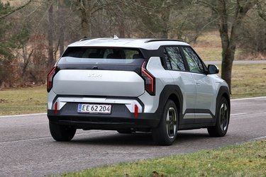 Kia EV3 findes med to batterier, og for blot 20.000 kr. kan man opgradere til det store batteri, der har en rækkevidde på over 600 km. Det er pengene værd. 