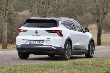 Scenic er baseret på samme teknik, som man finder i Renault Megane, og her i versionen med 60 kWh-batteri. Du kan også få den med et større 87 kWh-batteri, men merprisen er markant. 