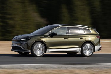 I grundudgaverne er der nu sølvfarvede plast-paneler under dørene og nederst i fronten og bagenden. Det giver bilen et eksklusivt ydre.