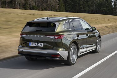 På bagklappen står der nu Skoda i en ny form i en grå-metallic farve. Baglygterne er samtidig nydesignet.