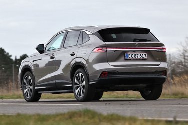 Designet på HS er meget elegant bagfra. Den fås kun som plugin-hybrid i Danmark, og du kan p.t. vælge mellem to udstyrsniveauer, hvor den billigste Comfort-version koster 315.000 kr. uden sædevarme, mens den markant mere veludstyrede topmodel, Luxury, koster 350.000 kr.