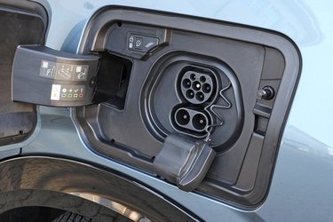 Lynladningen er ikke klasseledende, men nok til de fleste. FDMs målinger viste, at vi fik tilført 155 km (31 kWh) efter 15 minutters lynladning, og efter en halv time ville vi kunne køre 240 km med 110 km/t om sommeren (48 kWh). 