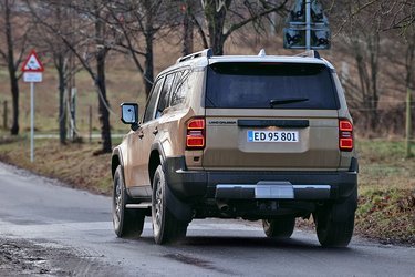 Den tofarvede lakering med hvidt tag er en typisk Land Cruiser-detalje, der gør bilen let genkendelig. Bagruden kan åbnes separat i bagklappen.