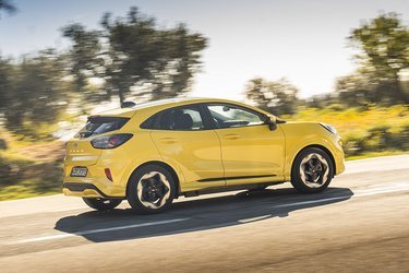 Der er fem døre, men de bagerste bagruder er placeret højt i karrosseriet og med mørklægning. Det er ikke optimalt til børn, men det giver bilen et smartere design. 