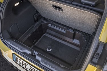 En del af hemmeligheden ved det store bagagerum finder du under bagagerumsbunden. Ford kalder den Gigabox, og det er en plastikskal, som rummer 100 liter og lastes med op til 100 kg. I bunden er der en prop, så du kan vaske den ren og lade den dryppe tør bagefter. Der er ekstra plads, fordi elbilen ikke har benzintank og udstødningsrør som den konventionelle Puma-model. 