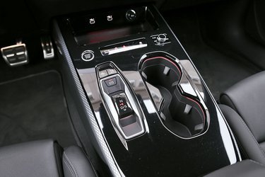 En gearvælger i dag er bare en lille knap, der kan vippes frem eller tilbage. Den er let at finde og fylder ikke unødigt meget omkring føreren. Det er samme betjening, som man bl.a. også finder i Audi Q4 e-tron.  
