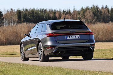 Bagfra er A6 Avant flot designet, så den faktisk ser mere sportslig end praktisk ud, selvom den faktisk er ganske praktisk opbygget. Bilen må trække op til 2.100 kg på krogen.