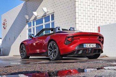 Formerne er ganske elegante og proportionerne nærmest perfekte. Det er imponerende, hvor godt MG har formået at få kombineret elbilteknikken med et klassisk roadsterdesign. 