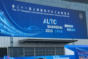 Kæmpe-messe. Auto Shanghai er (sammen med Auto China i Beijing i lige år) verdens største biludstilling. I år fyldte personbilerne otte store haller, hver især på halv størrelse af Bella Center, ud af de 16 haller i National Convention and Exhibition Center.