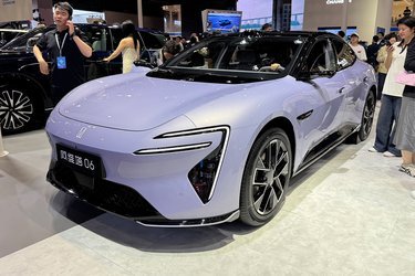 Endnu en luksusbil. Changan, der er på vej til Danmark, viser denne nye Avatr 06, som er den hidtil mindste model hos det luksuriøse Avatr-mærke. 06 er en stor sedan på 4,89 meters længde og med en akselafstand på 2,94 m.