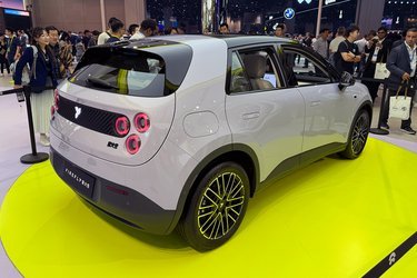 Nio Firefly er fire meter lang - som Renault 5. Motoren er på 141 hk, og standardbatteriet på 42 kWh giver en rækkevidde på ca. 340 km (WLTP).